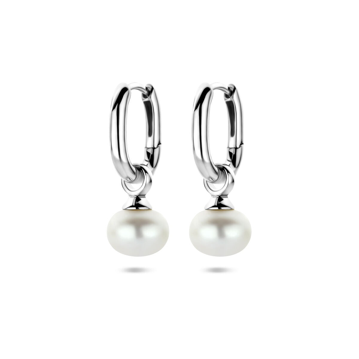 Orecchini argentati con perla, 23 mm, finitura rodiata.