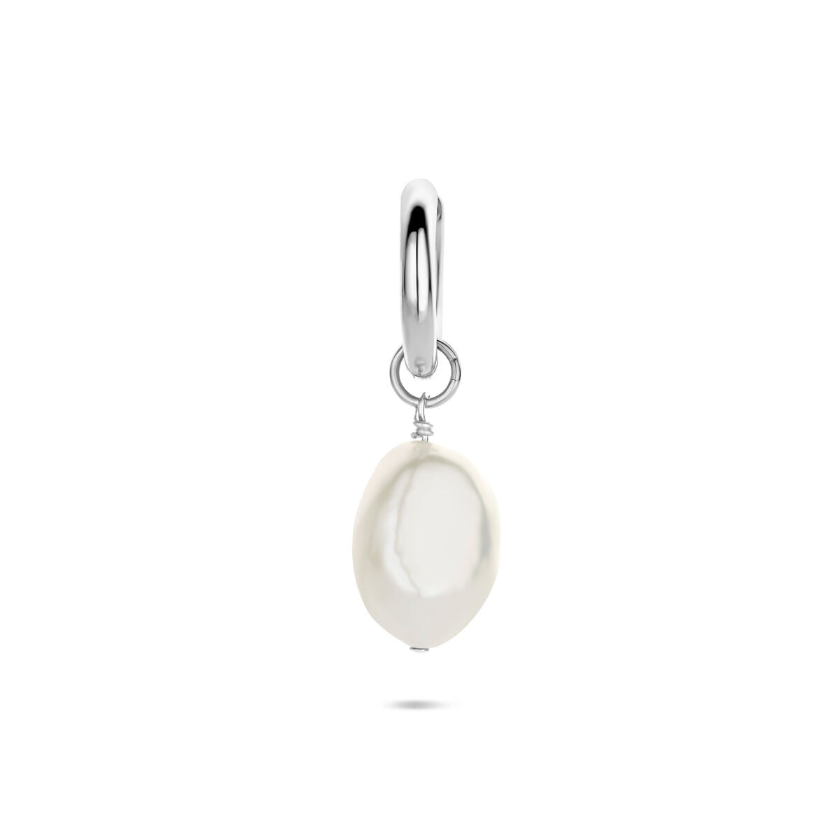Orecchino d'argento con perla bianca, forma ovale, diametro 18 mm.