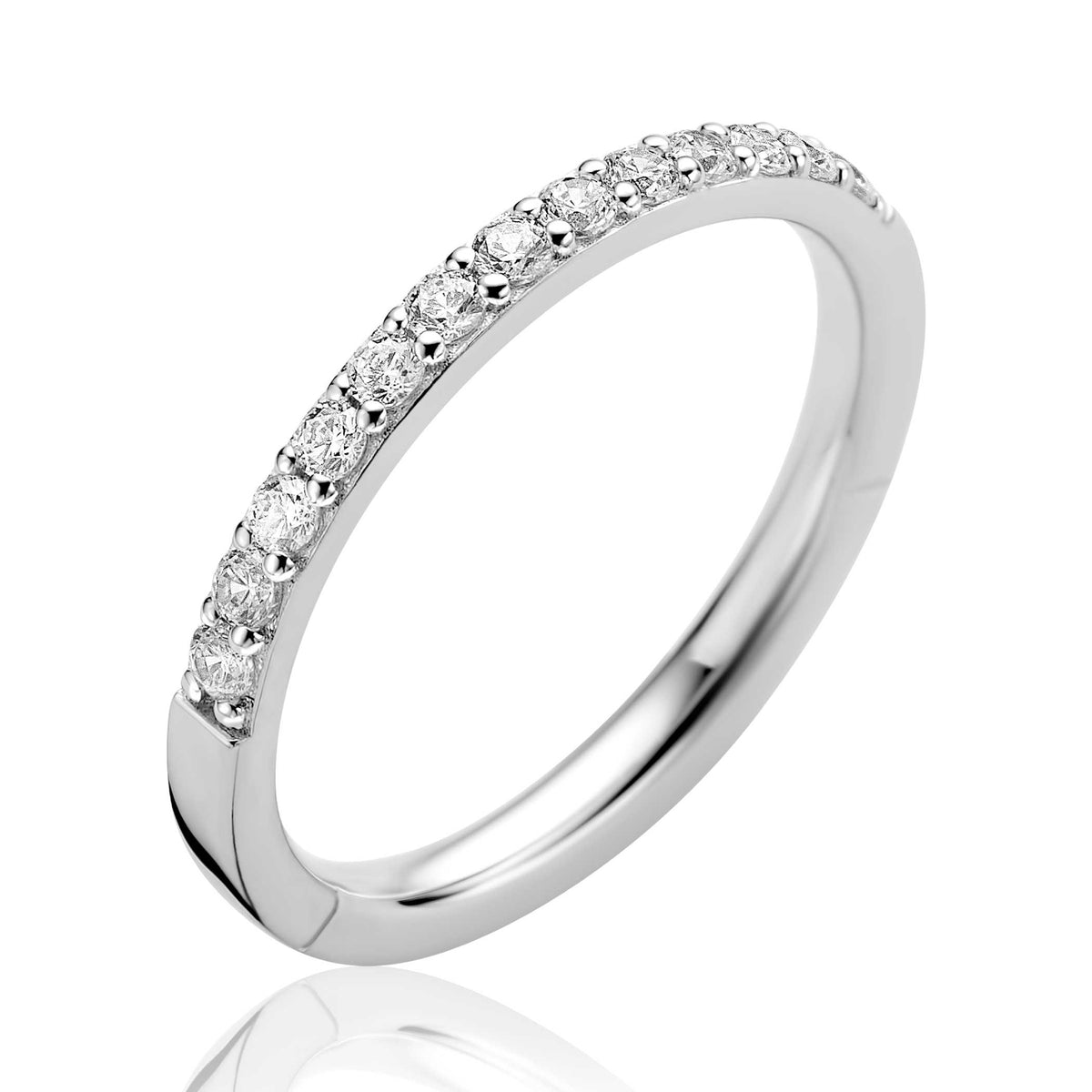 Anello in argento con zircone, design sottile e lucido, decorato con pietre scintillanti.