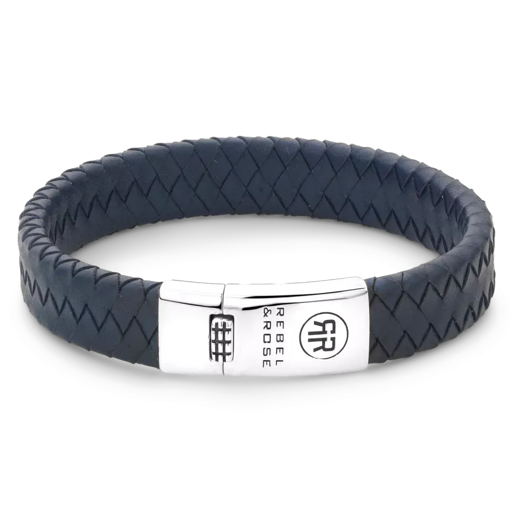 Bracciale piatto intrecciato in argento 925 con chiusura in acciaio inox.