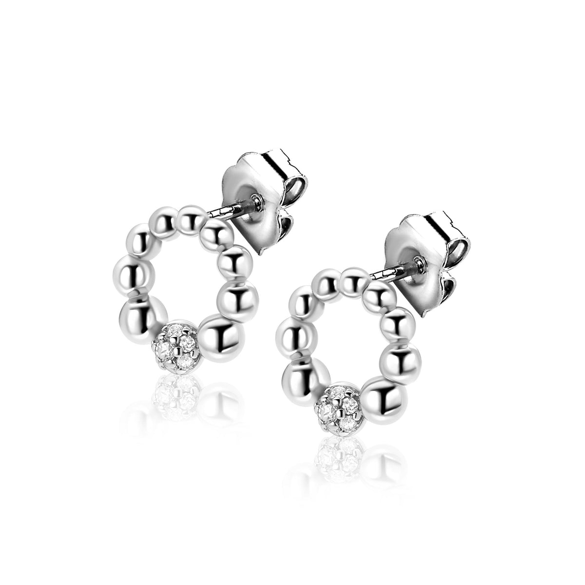 Orecchini argentati con perle e un piccolo zirconia centrale.