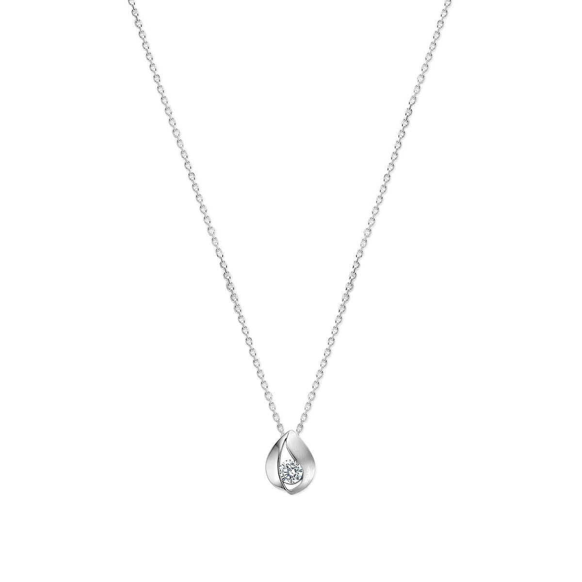 Collana argentata con pendente a goccia, decorata con zircone.