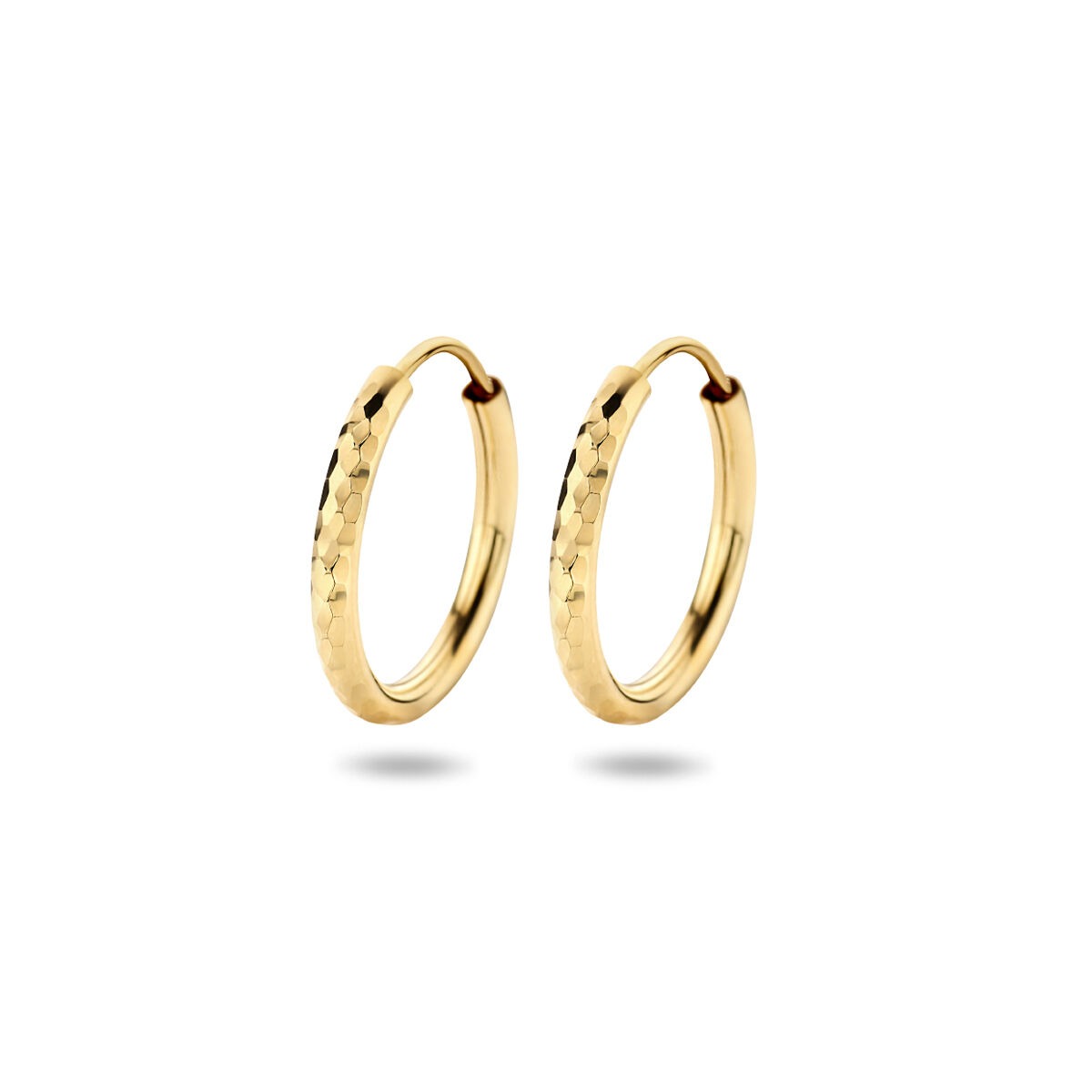 Orecchini in oro giallo 14k con tubi diamantati e finitura martellata.