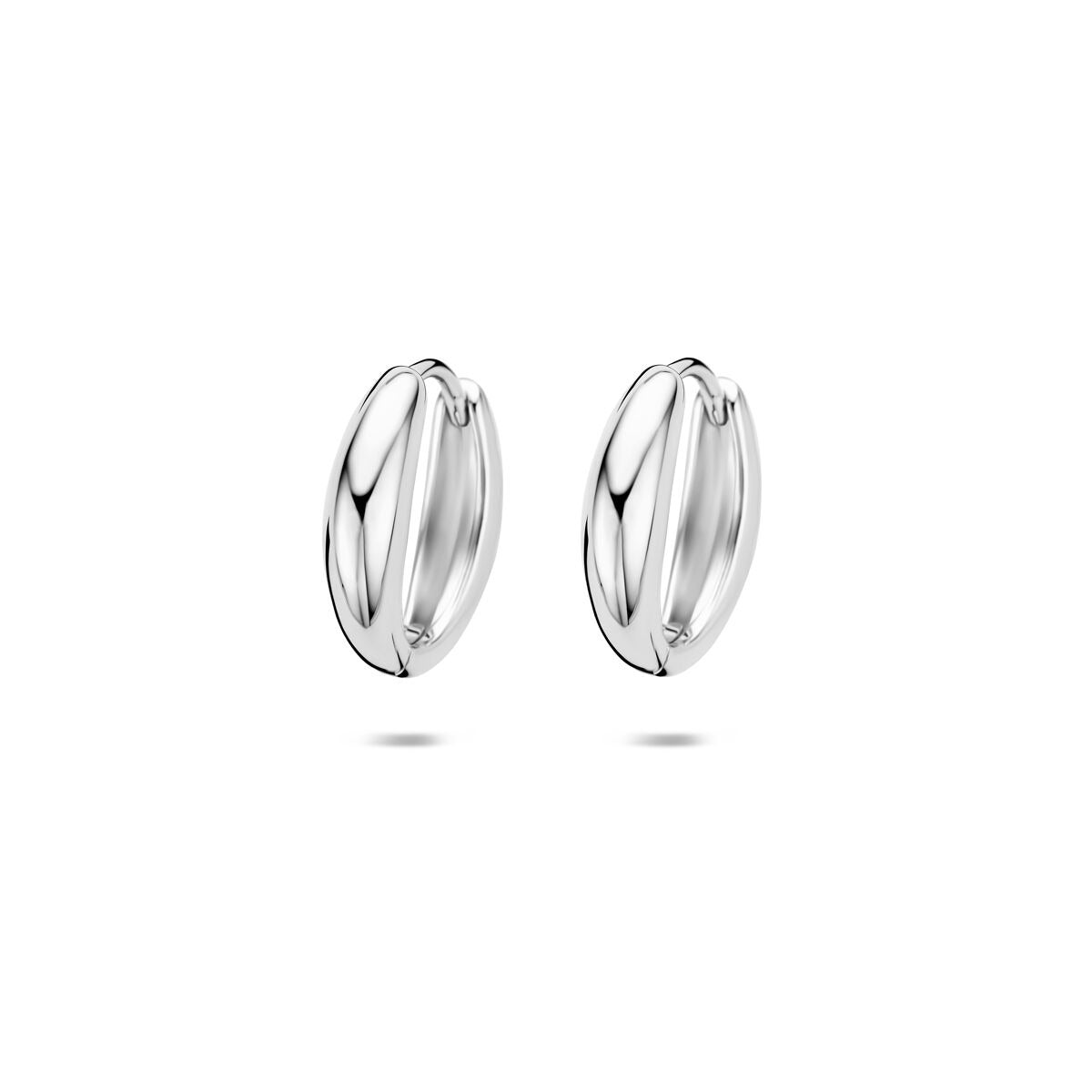 Orecchini alla creola in argento rodiato con una forma ovale e finitura lucida.