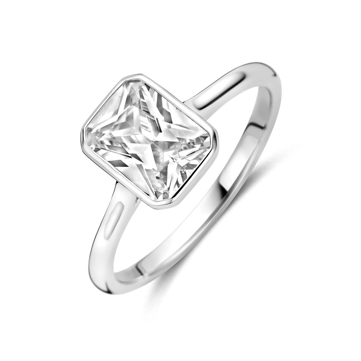 Zilveren damesring van gerhodineerd 925 zilver met een emerald cut zirkonia in een moderne setting.