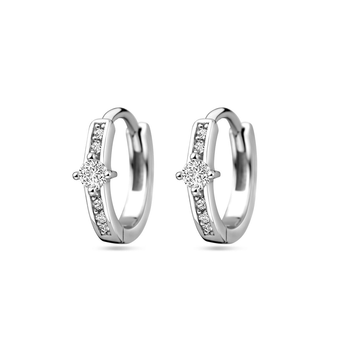 Orecchini alla creola in argento rodiato con zircone, forma rotonda e dettagli luminosi.