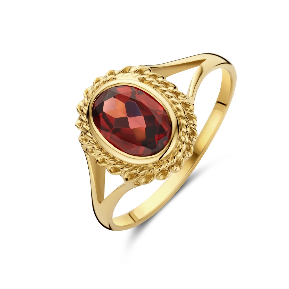 Anello in oro giallo 14k con granato ovale incastonato e dettagli intrecciati.