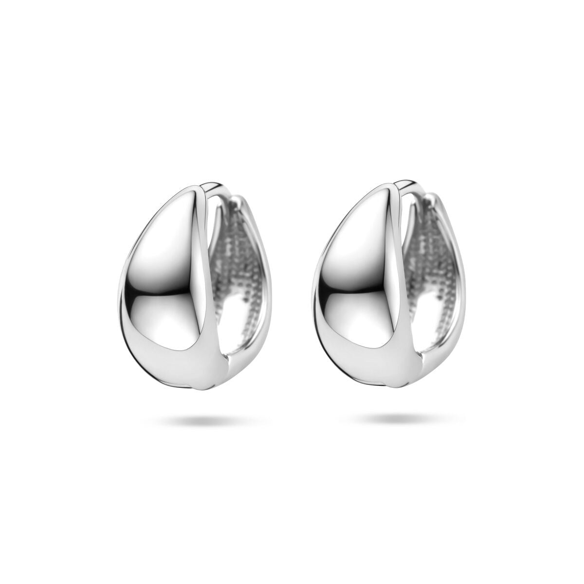Orecchini argentati a forma di goccia, dimensioni 15x7mm, con finitura lucida.
