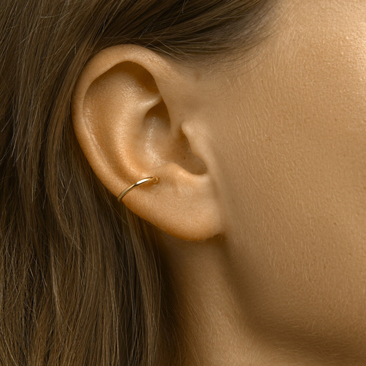 Ear cuff in argento dorato – accento moderno color oro