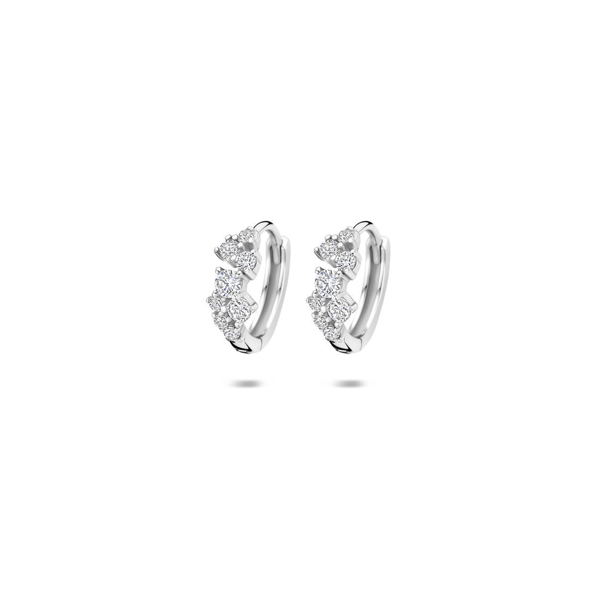 Orecchini alla creola in argento rodiato con zirconi.