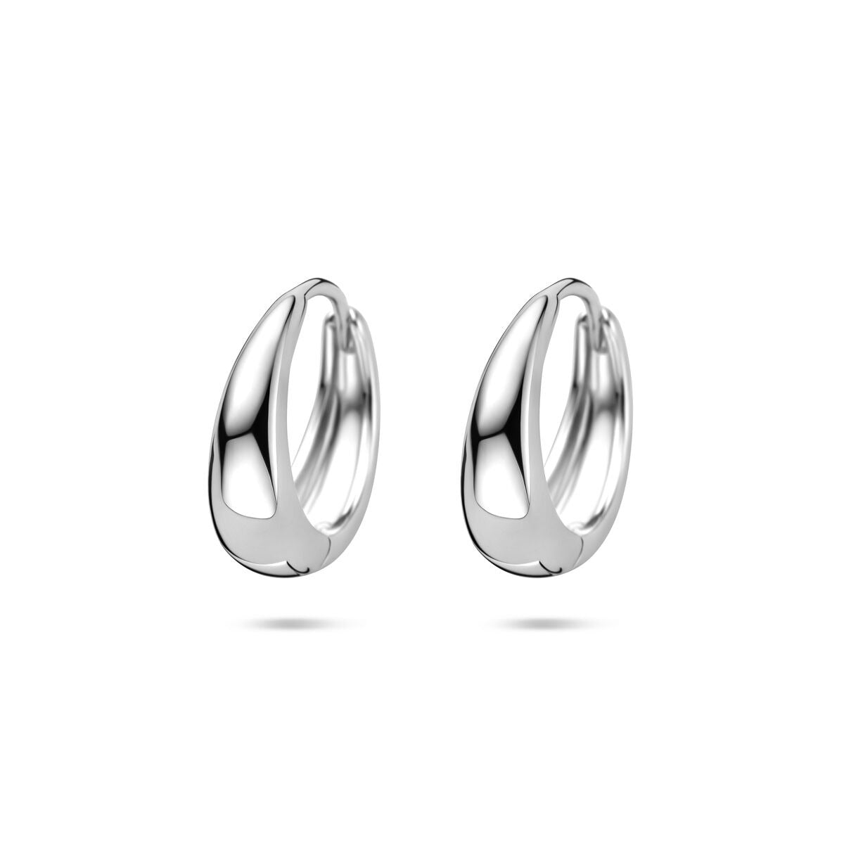 Orecchini argentati, con finitura rodiata, forma ovale, dimensioni 14x5mm.