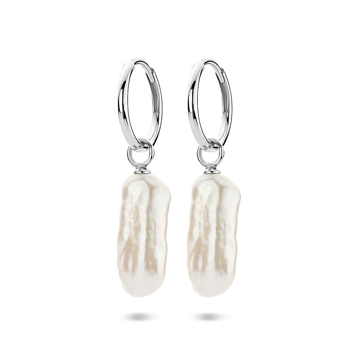 Orecchini argentati con perla, finitura rodiata, forma allungata.