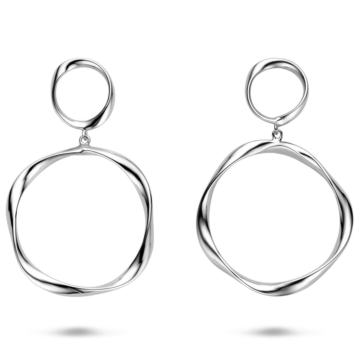 Orecchini argentati rodiati con forma ondulata e lunghezza di 66 mm.