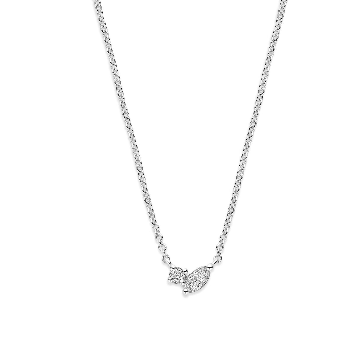 Collana in oro bianco da donna con diamante marquise, design delicato e catena intrecciata.