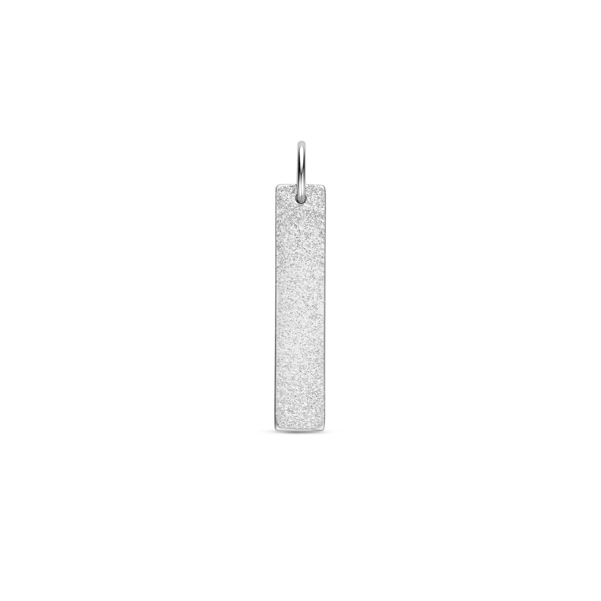 Zilveren graveerhanger van gerhodineerd 925 zilver in slanke rechthoekige vorm met een matte afwerking.