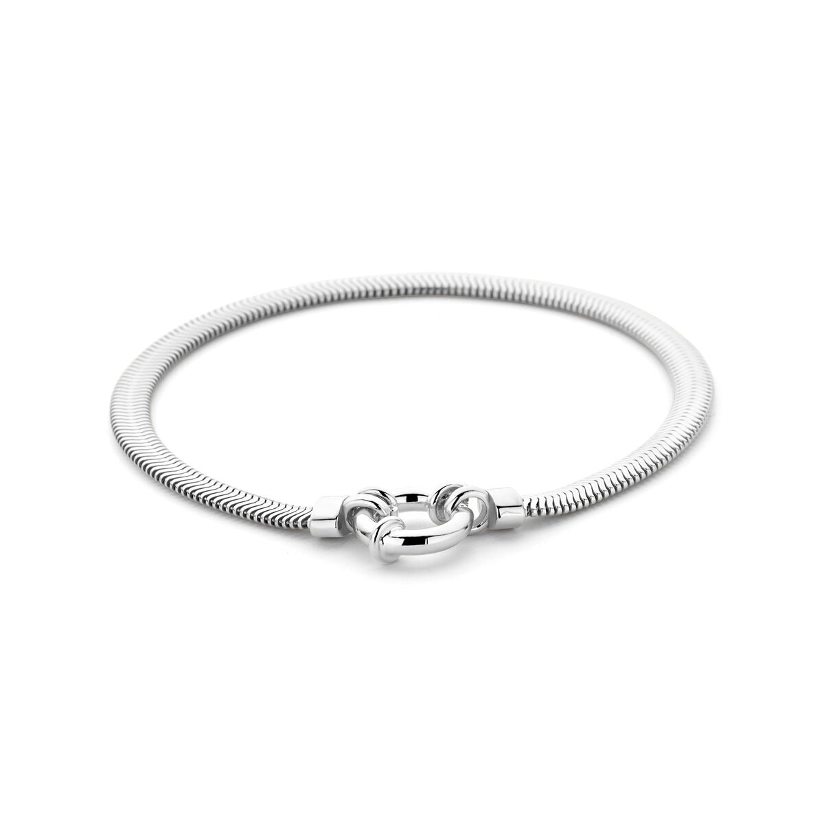Zilveren armband met een slangenstructuur en een plat, gesloten slot.