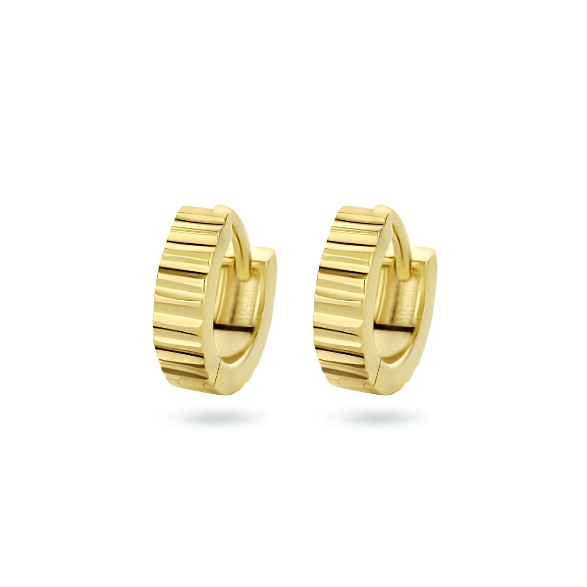 Vergulde zilveren klapoorringen met een geribbelde structuur en een diameter van 11 mm.