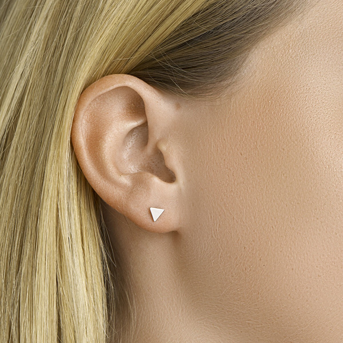 Orecchini a Bottone Triangolari in Argento – Rodiato 5.5 mm