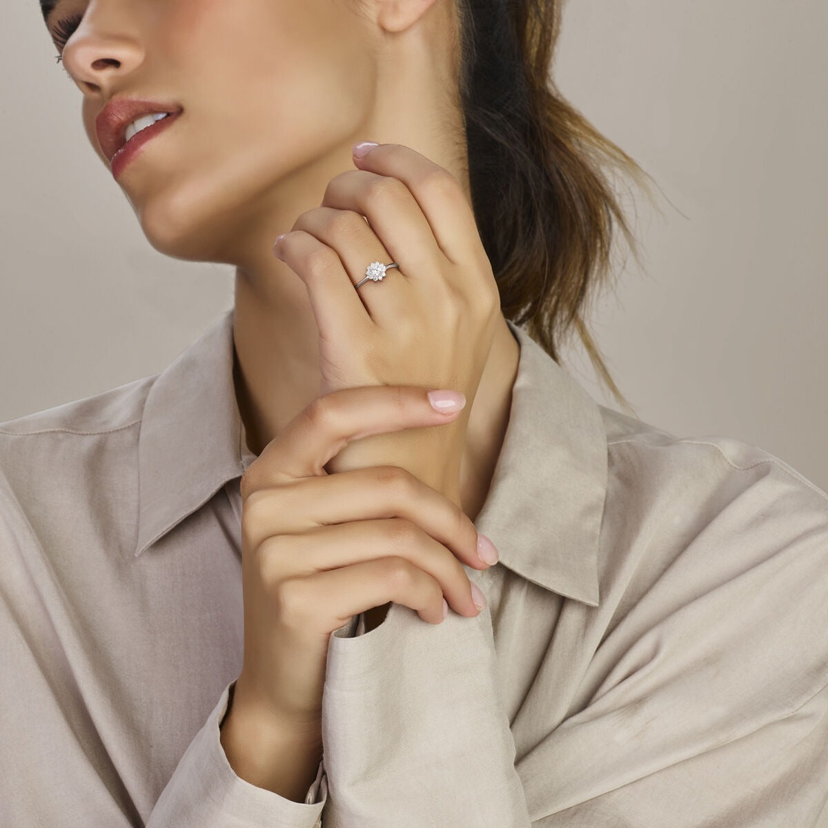 Anello in argento 925 rodiato con zirconi – eleganza discreta per donna