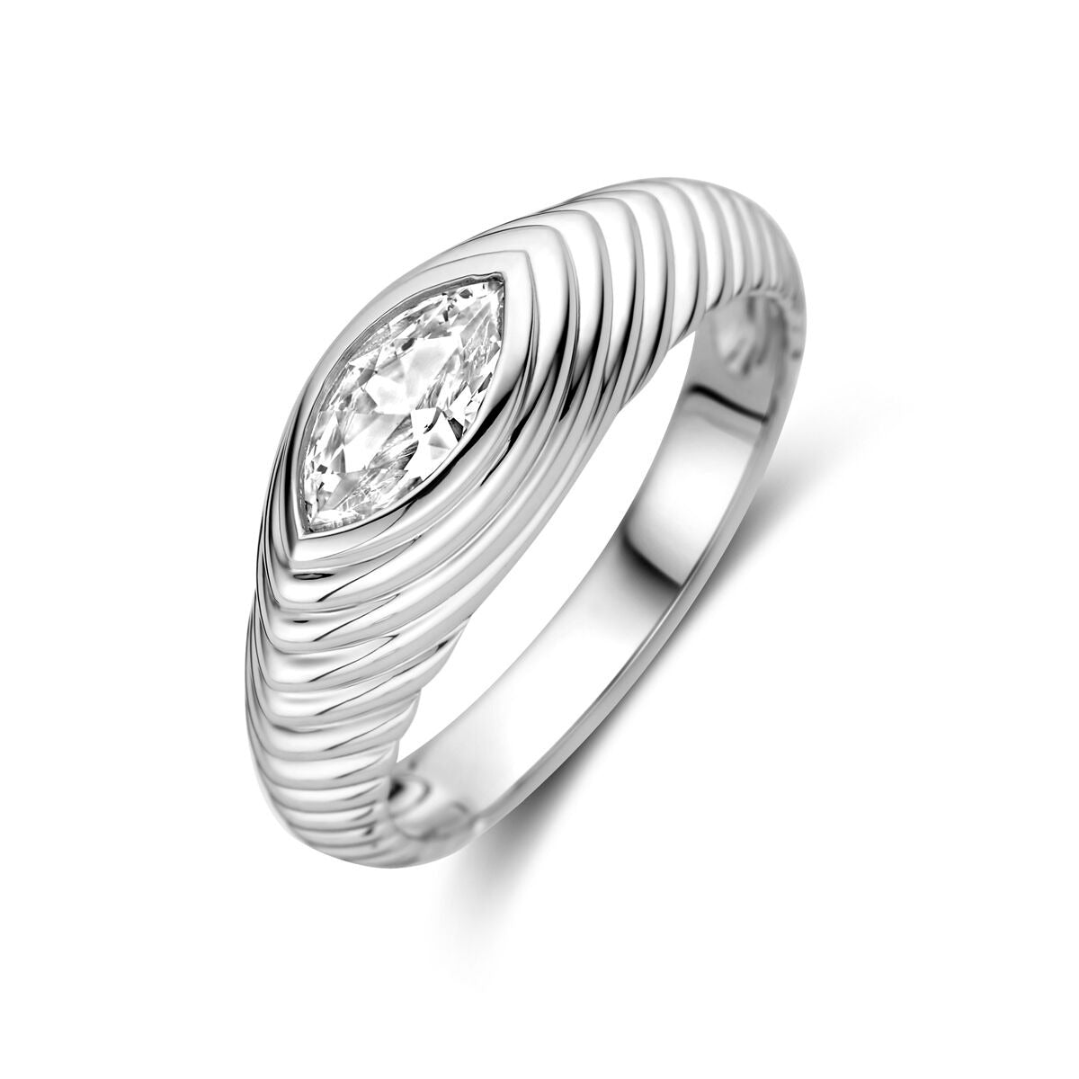 Anello in argento rodiato con zircone a forma di marquise, larghezza di 7 mm e finitura rigata.