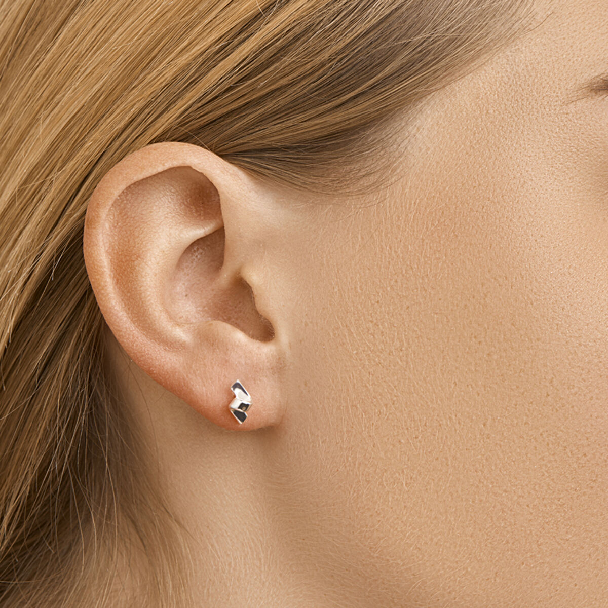 Orecchini a bottone in argento con forma a V compatta