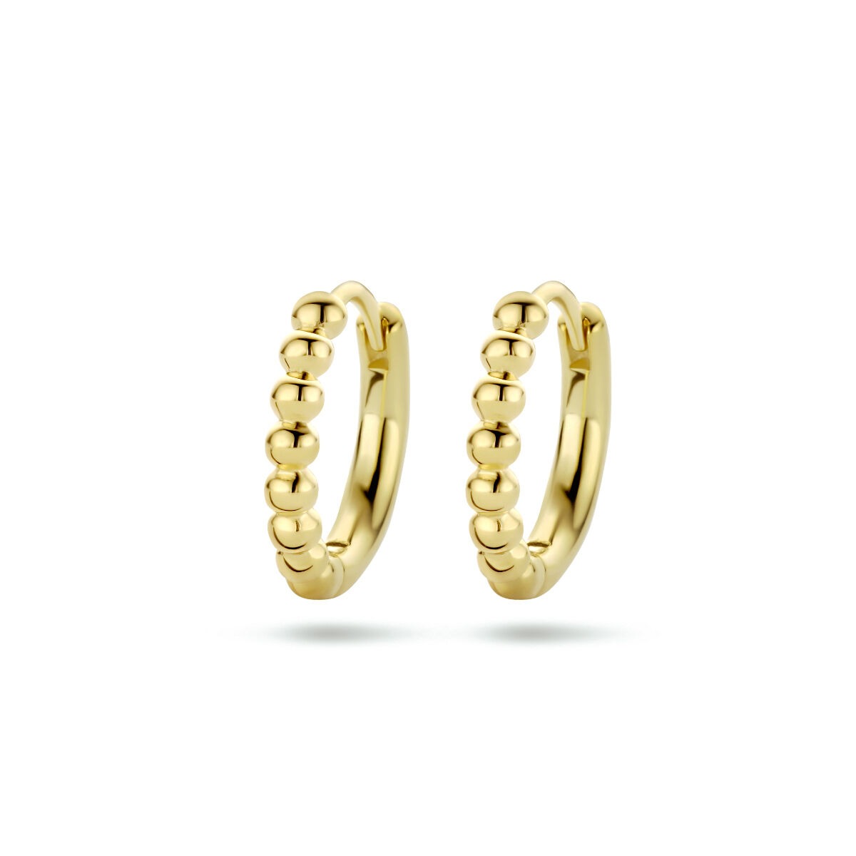Geelgouden vergulde 925 zilveren klapoorringen met een bolletjesdetail aan de voorkant.
