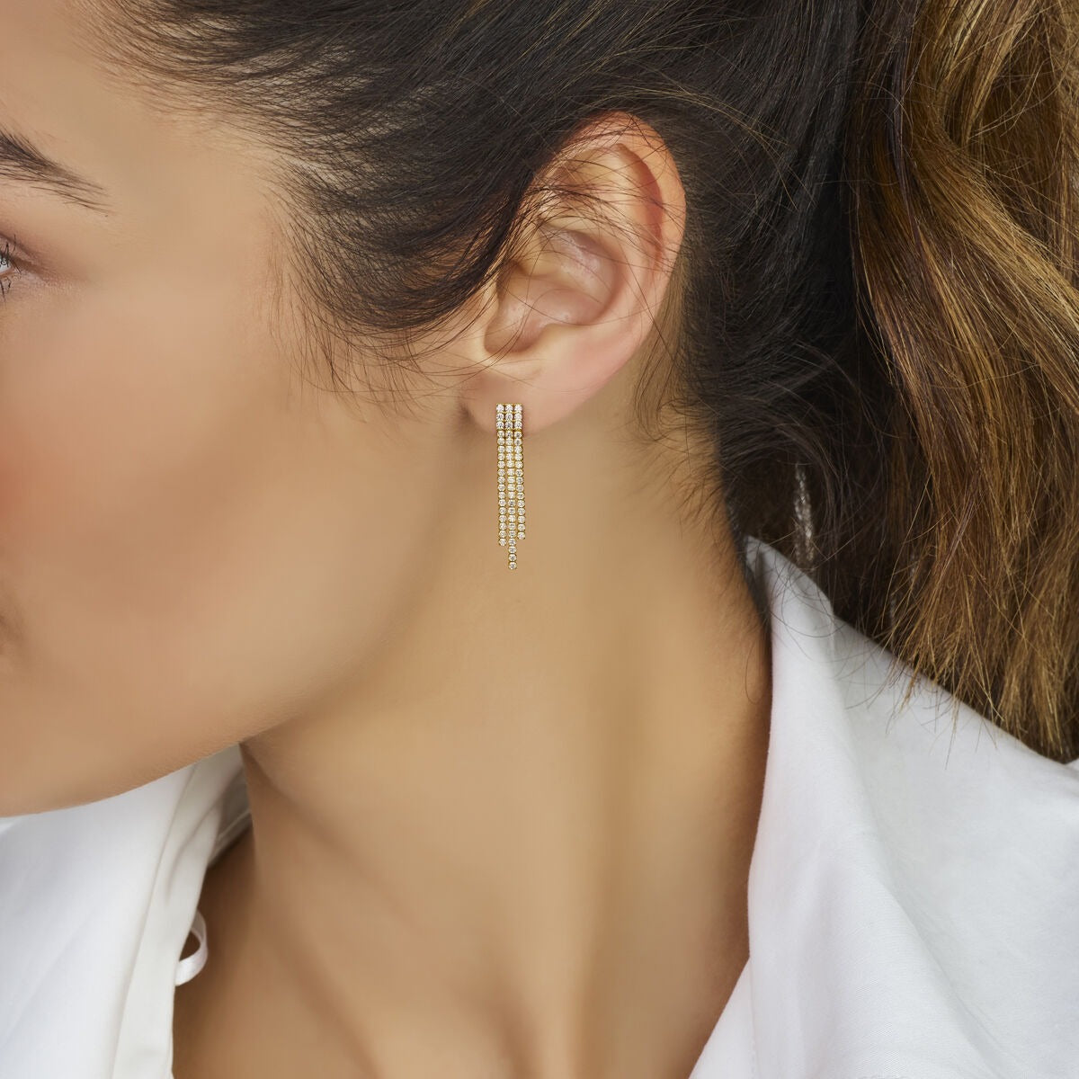 Orecchini pendenti dorati con zirconi – incastonatura entourage 36 mm