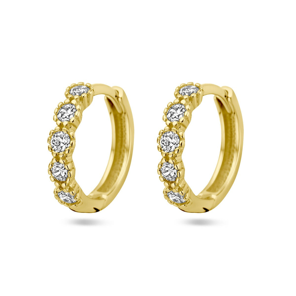 Orecchini alla creola in oro giallo 14k con zirconi, diametro di 13 mm.