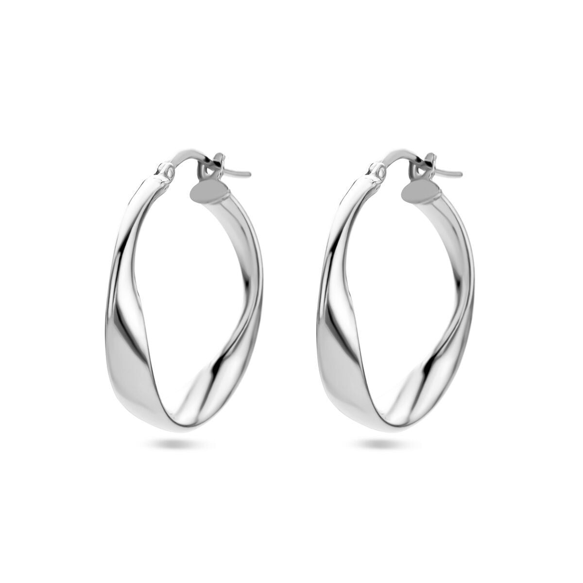 Orecchini alla creola in argento rodiato, forma ondulata, diametro di 26 mm.