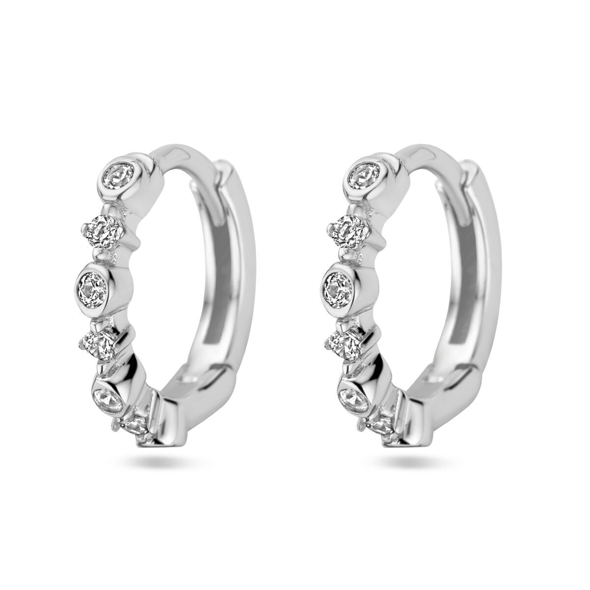 Orecchini alla creola argentati con zircone, finitura rodiata, diametro 11,5 mm.