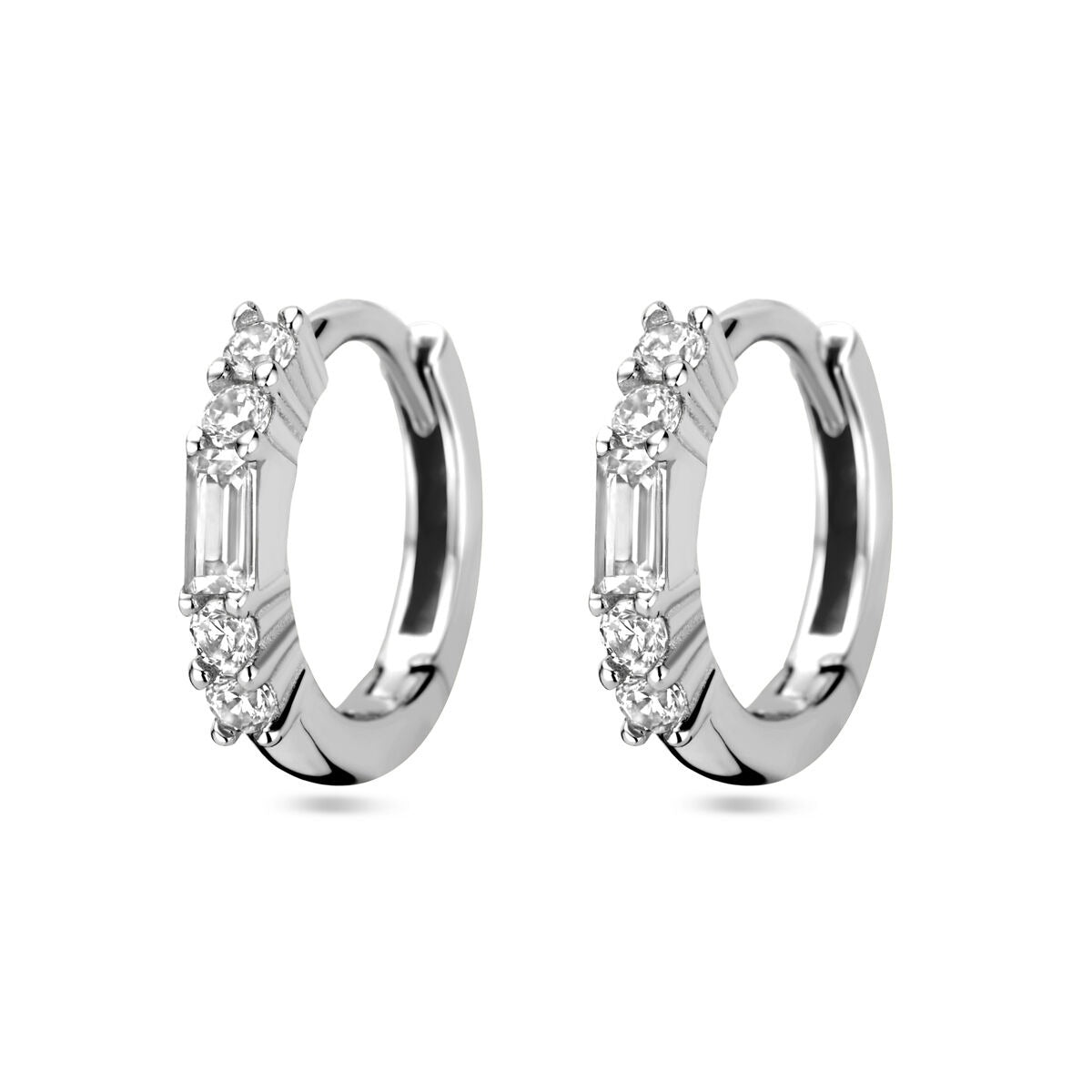 Orecchini alla creola argentati con zircone baguette, finitura rodiata, diametro 11,5 mm.