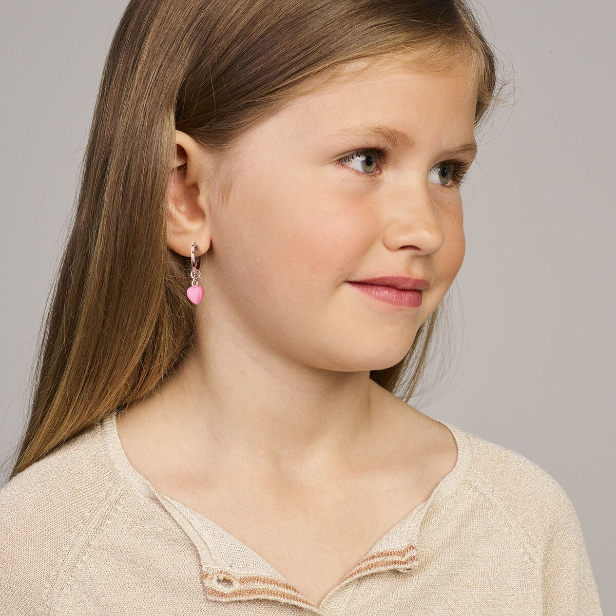 Orecchini a cerchio in argento per bambini – rodiati con cuore smaltato rosa