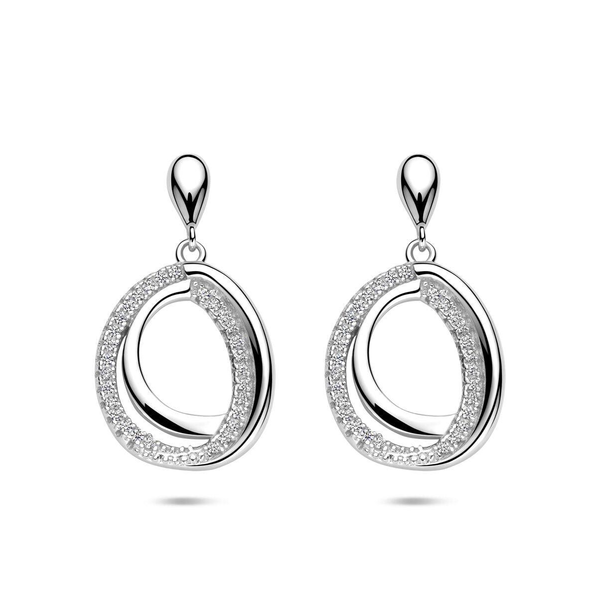 Orecchini in argento 925 rodiato con zirconi, a forma di ovale intrecciato.