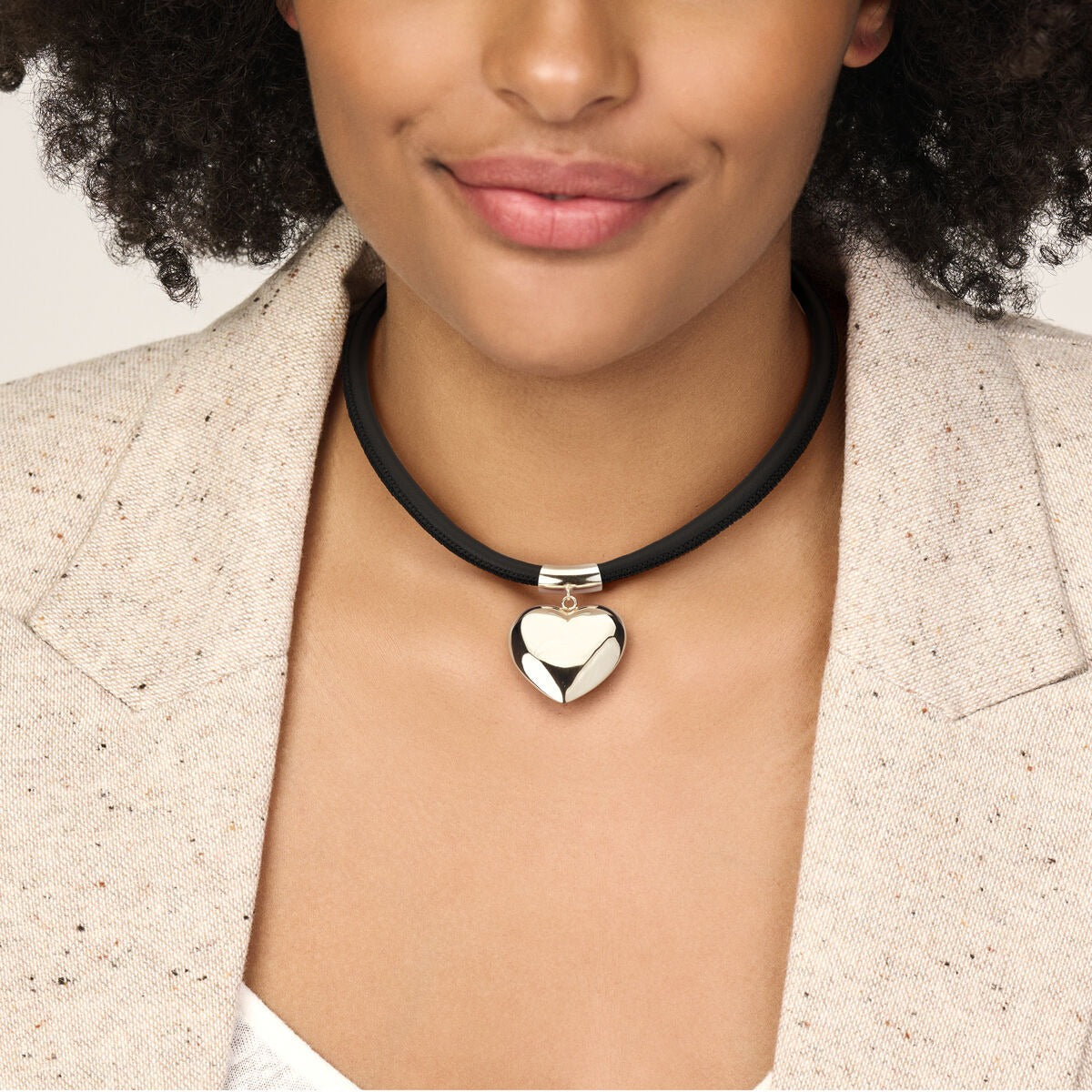 Collana in argento rodiato con cuore e cordino nero