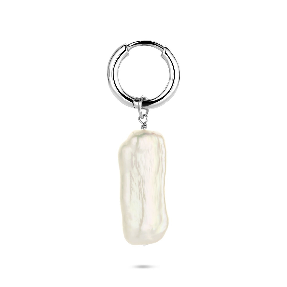 Orecchino in argento rodiato con perla pendente, forma allungata, diametro 26 mm.