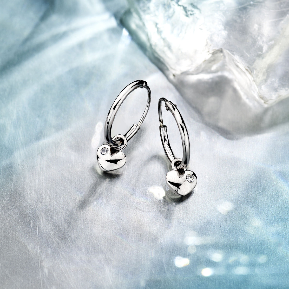 Orecchini in argento con cuore e zirconia – rodiato