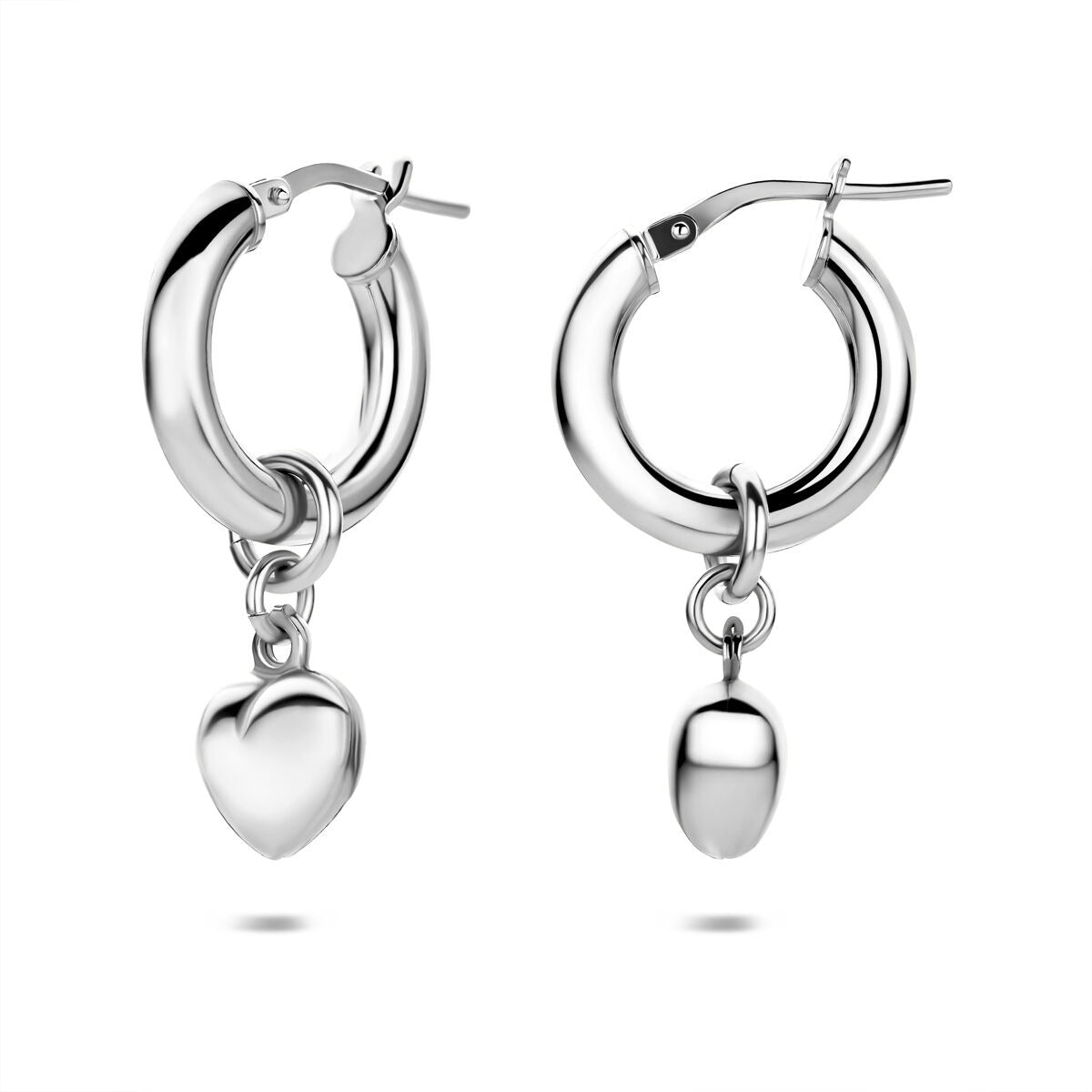 Orecchini a cerchio in argento rodiato con cuoricino
