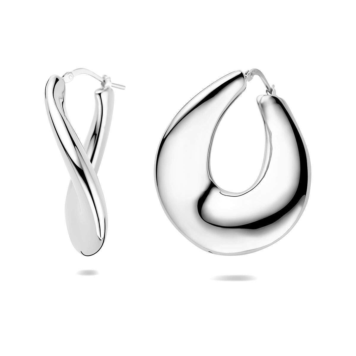 Orecchini in argento 925 rodiato con design ondulato e finitura lucida.