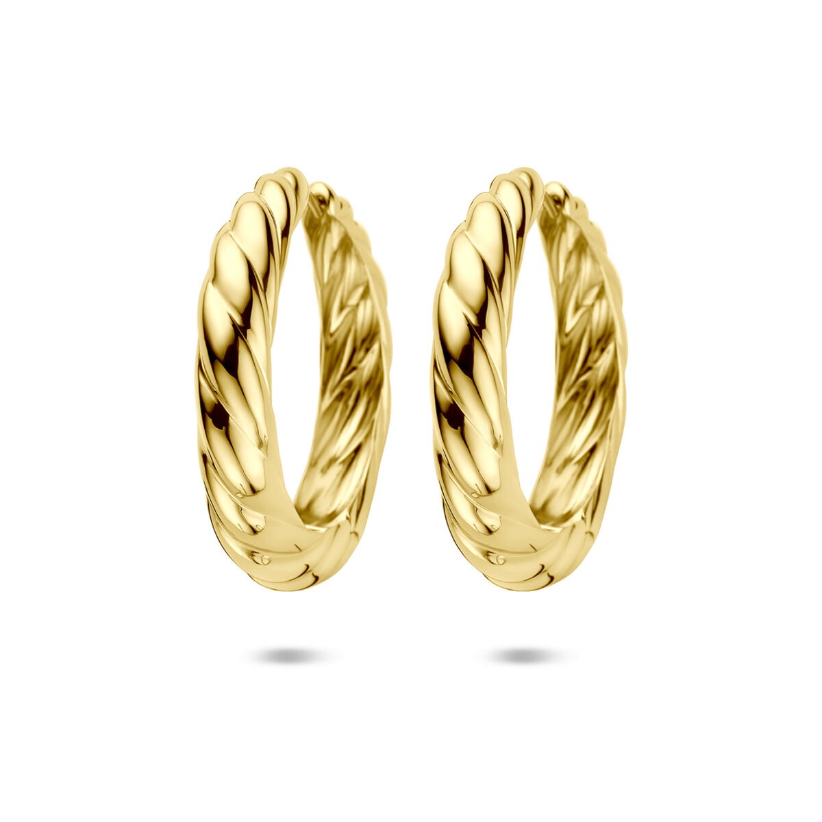 Vergulde zilveren klapoorringen met een gedraaide structuur, diameter 40 mm en breedte 7 mm.