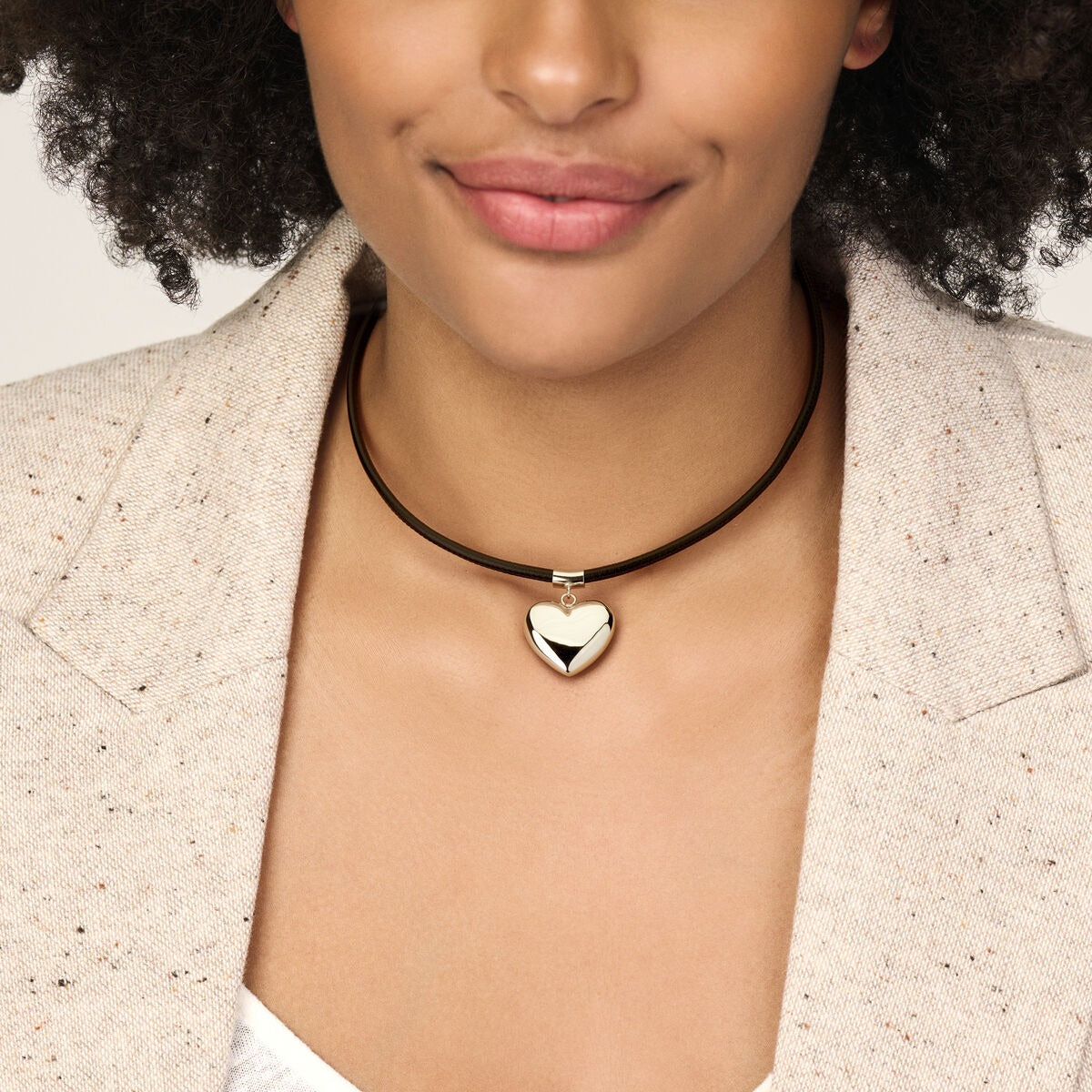 Collana in argento rodiato con cuore e cordino nero