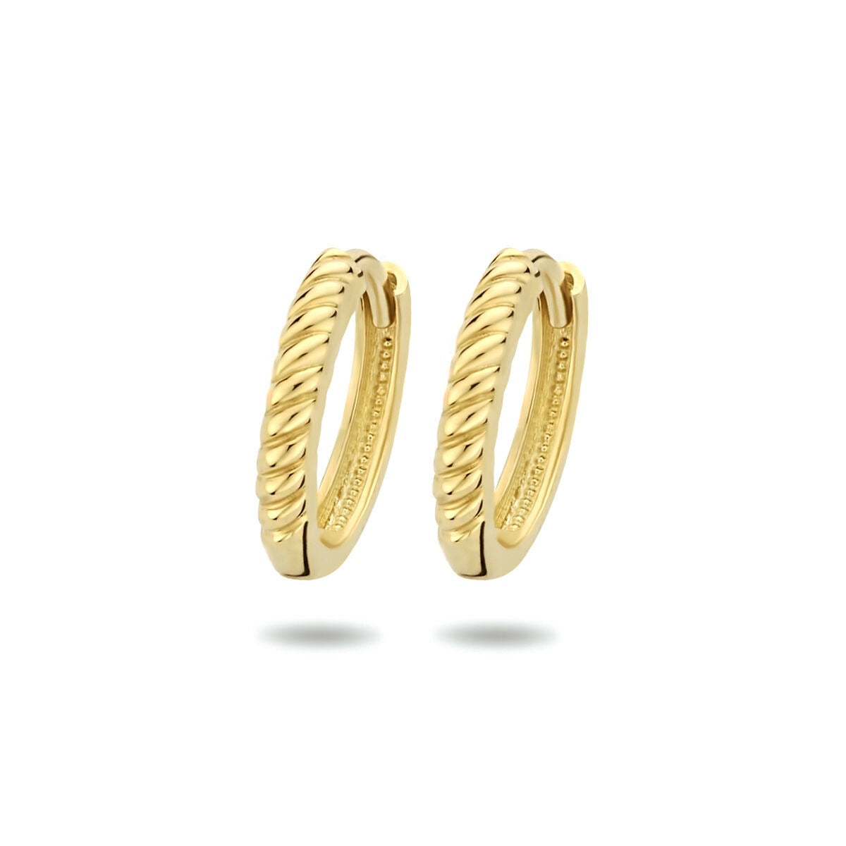 Orecchini alla creola in oro giallo 9k con finitura a torsione, diametro 13 mm.