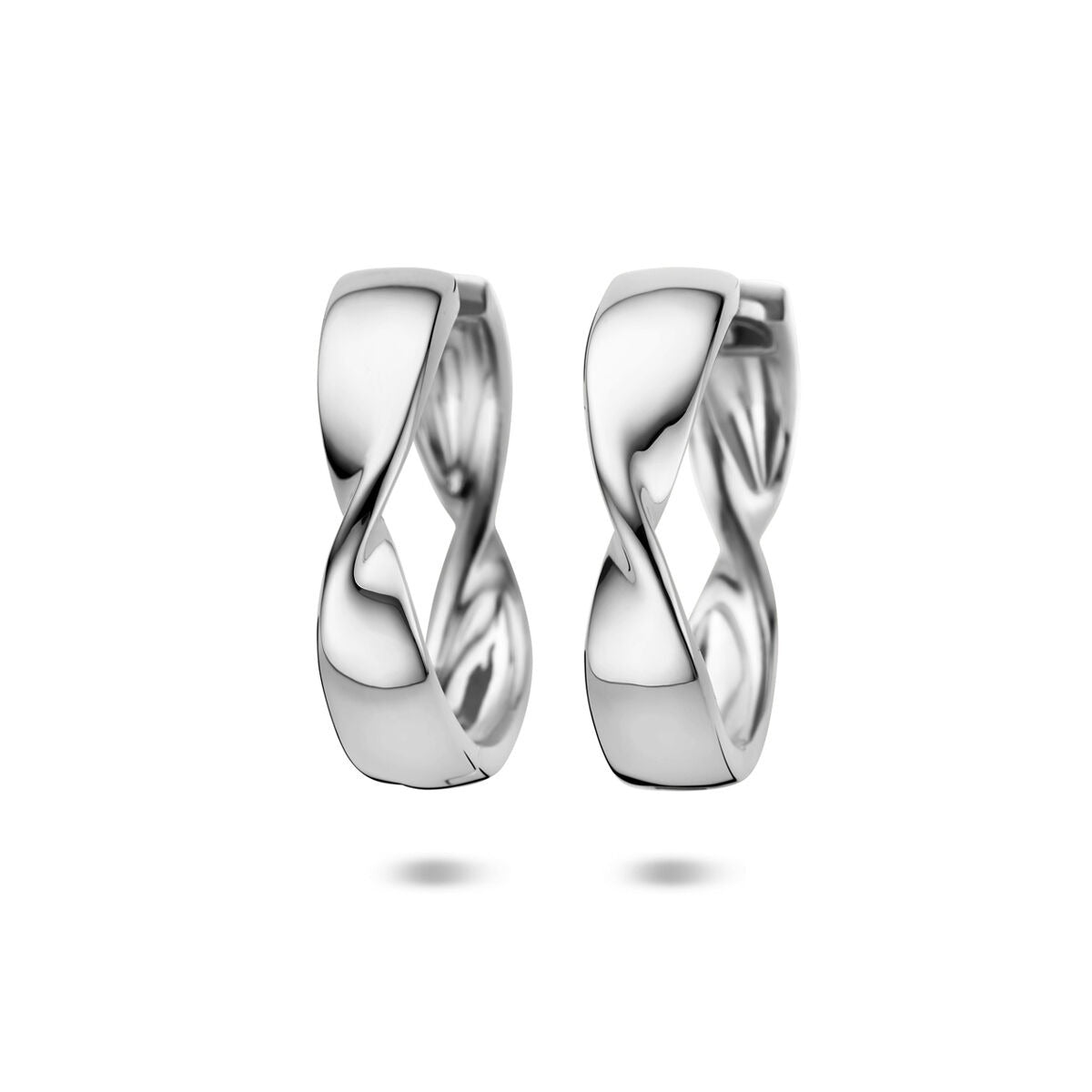 Orecchini alla creola in argento, di forma ondulata, dimensioni 25 x 6 mm.