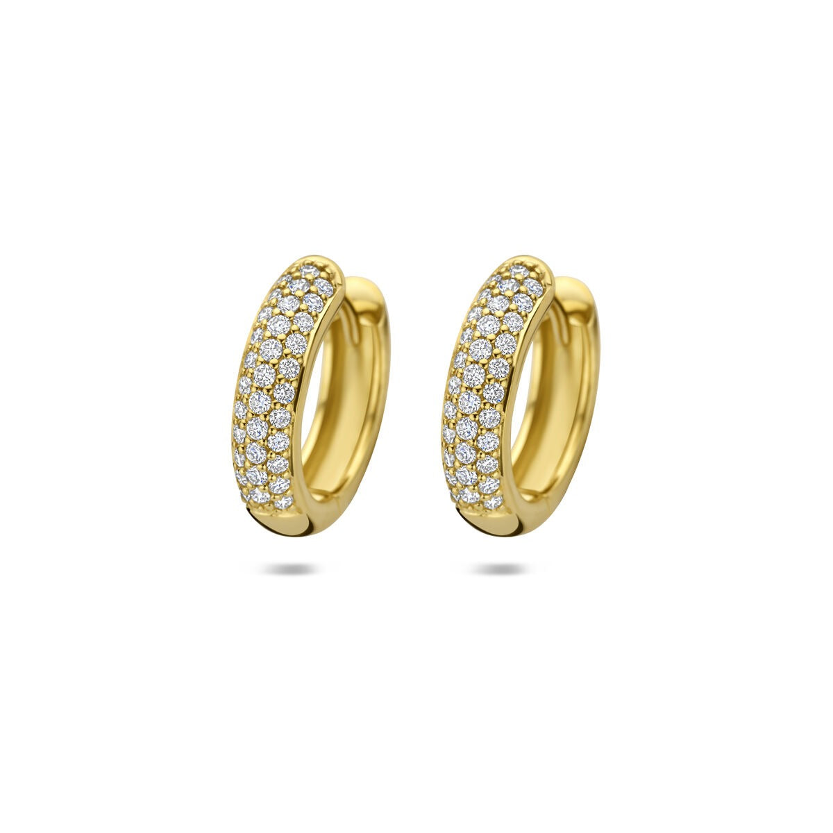 Orecchini alla creola in oro giallo 14k con diamanti incastonati.
