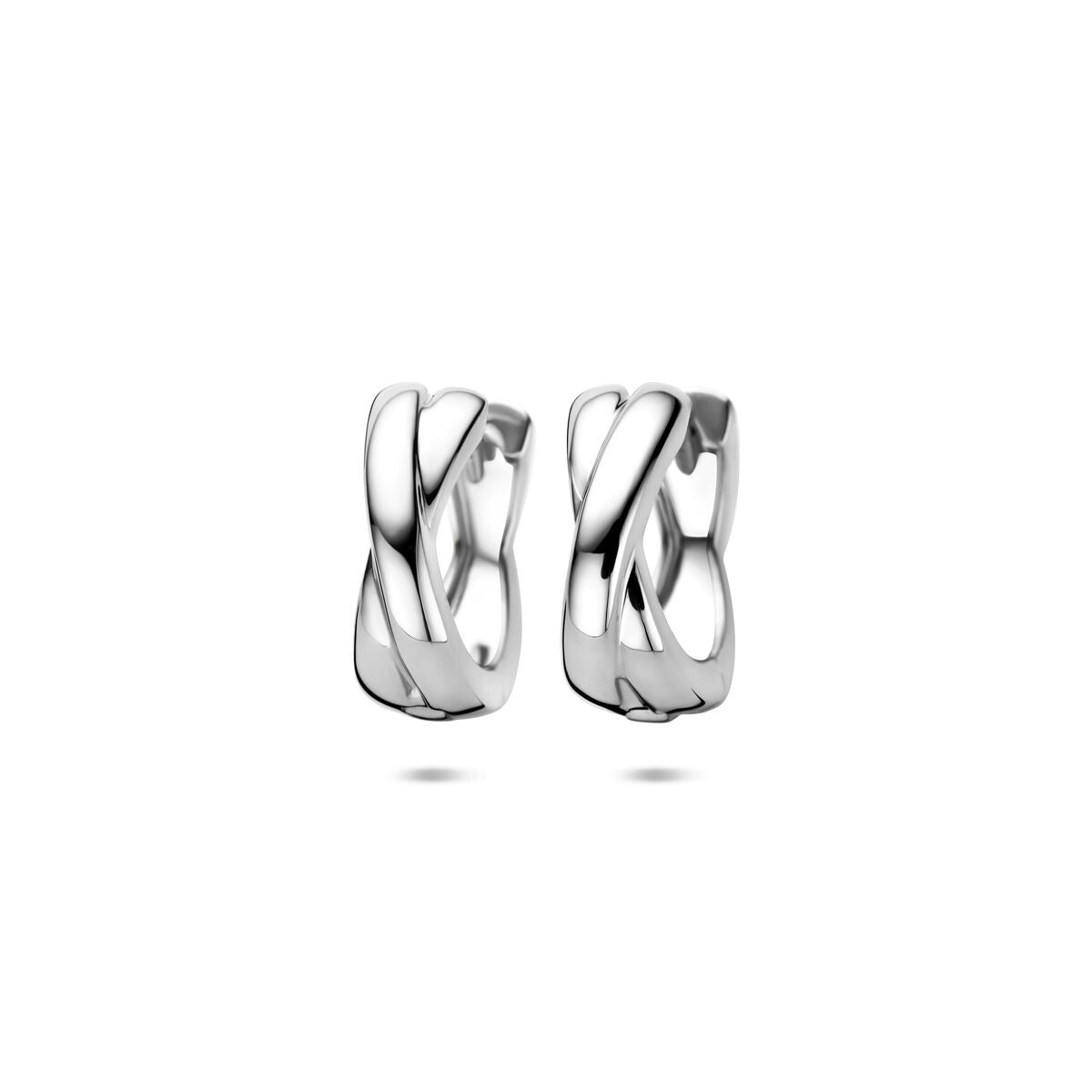 Orecchini alla creola argentati con design intrecciato, dimensioni 15 x 5,5 mm.