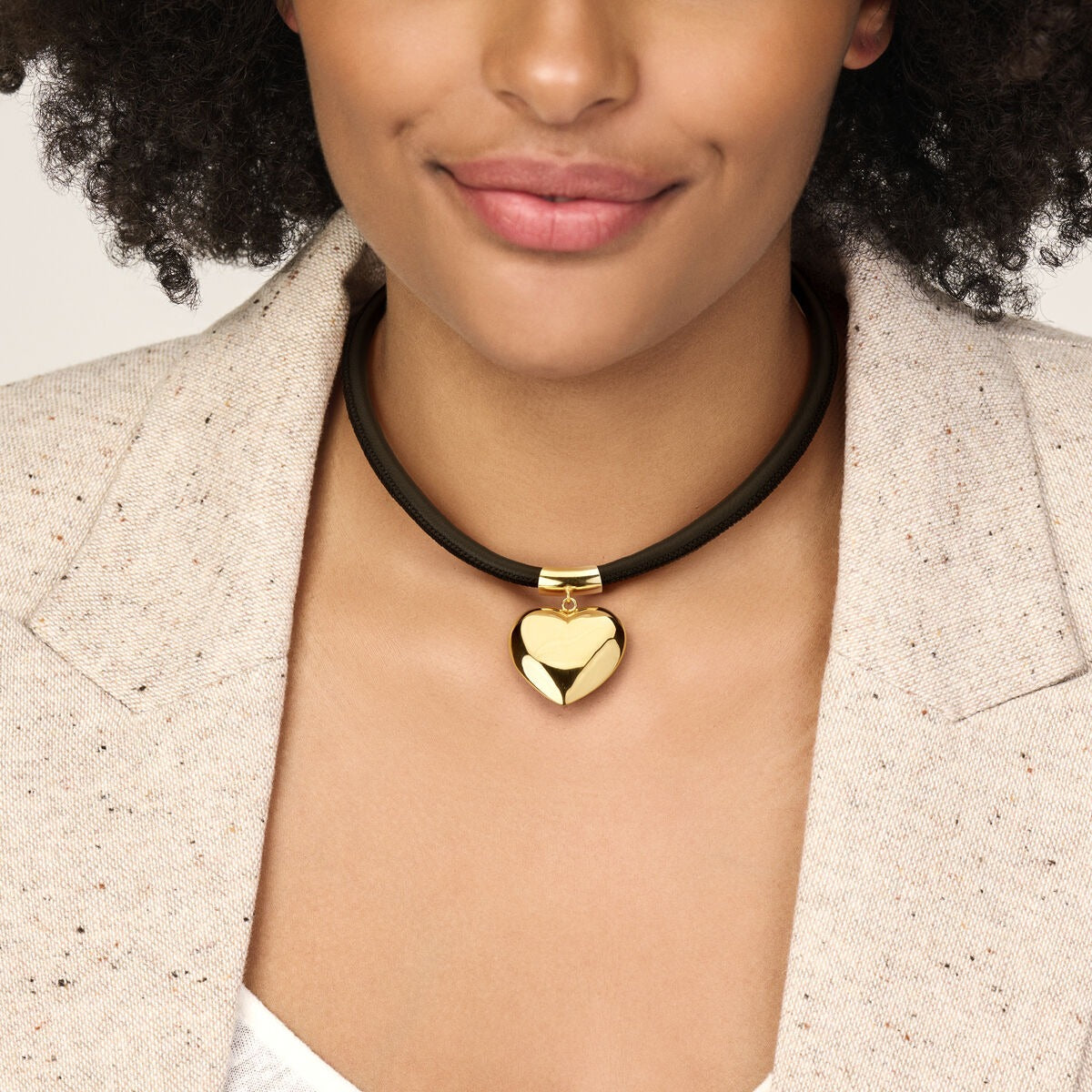 Collana in argento placcato oro con cuore e laccio nero