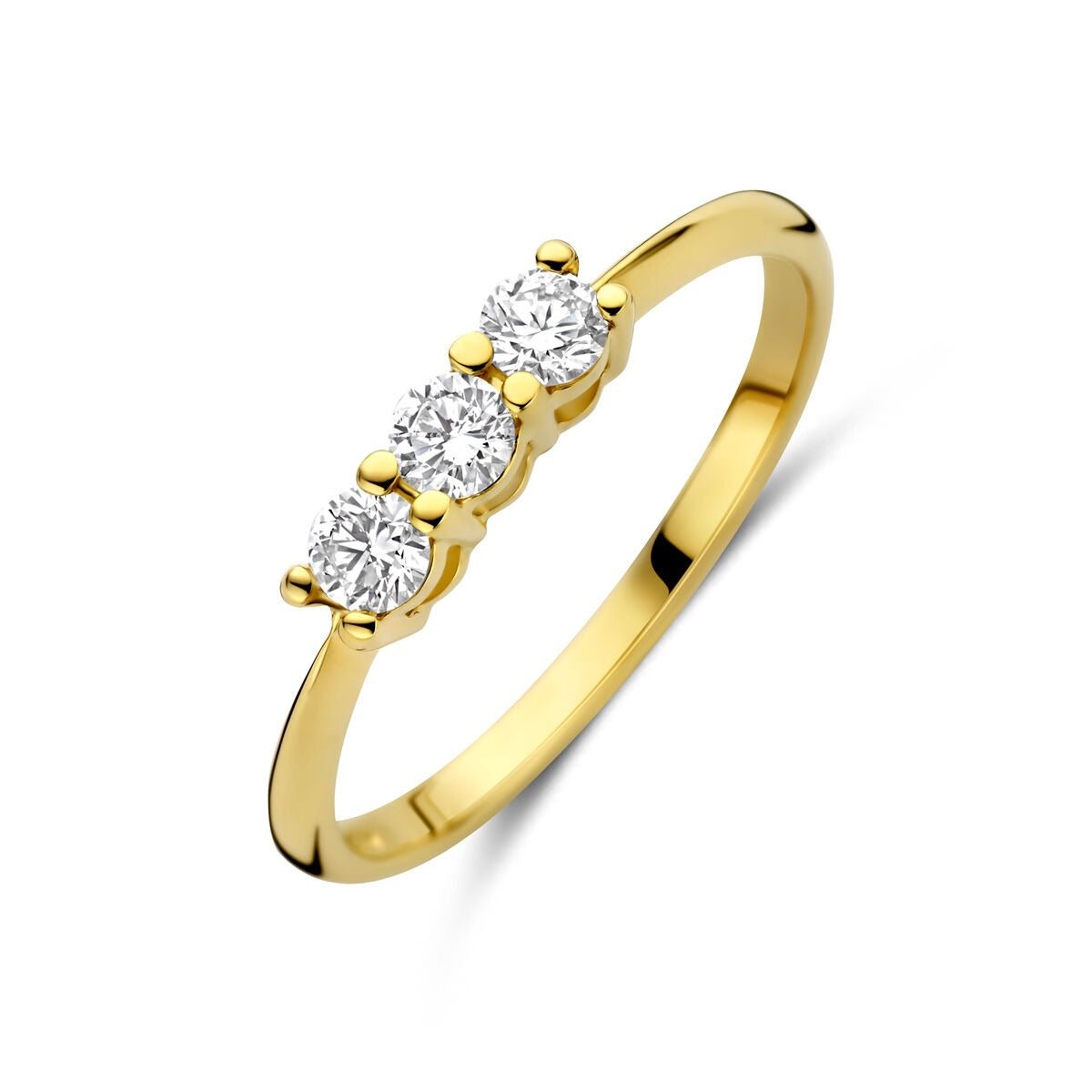Anello in oro giallo 14k con tre diamanti lab-grown incastonati.