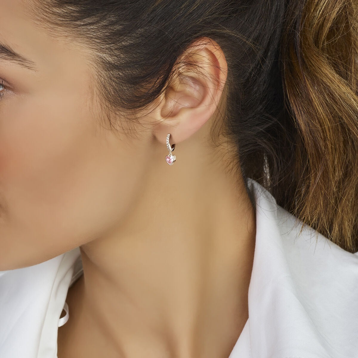 Orecchini in argento rodiato con zircone rosa a forma di cuore