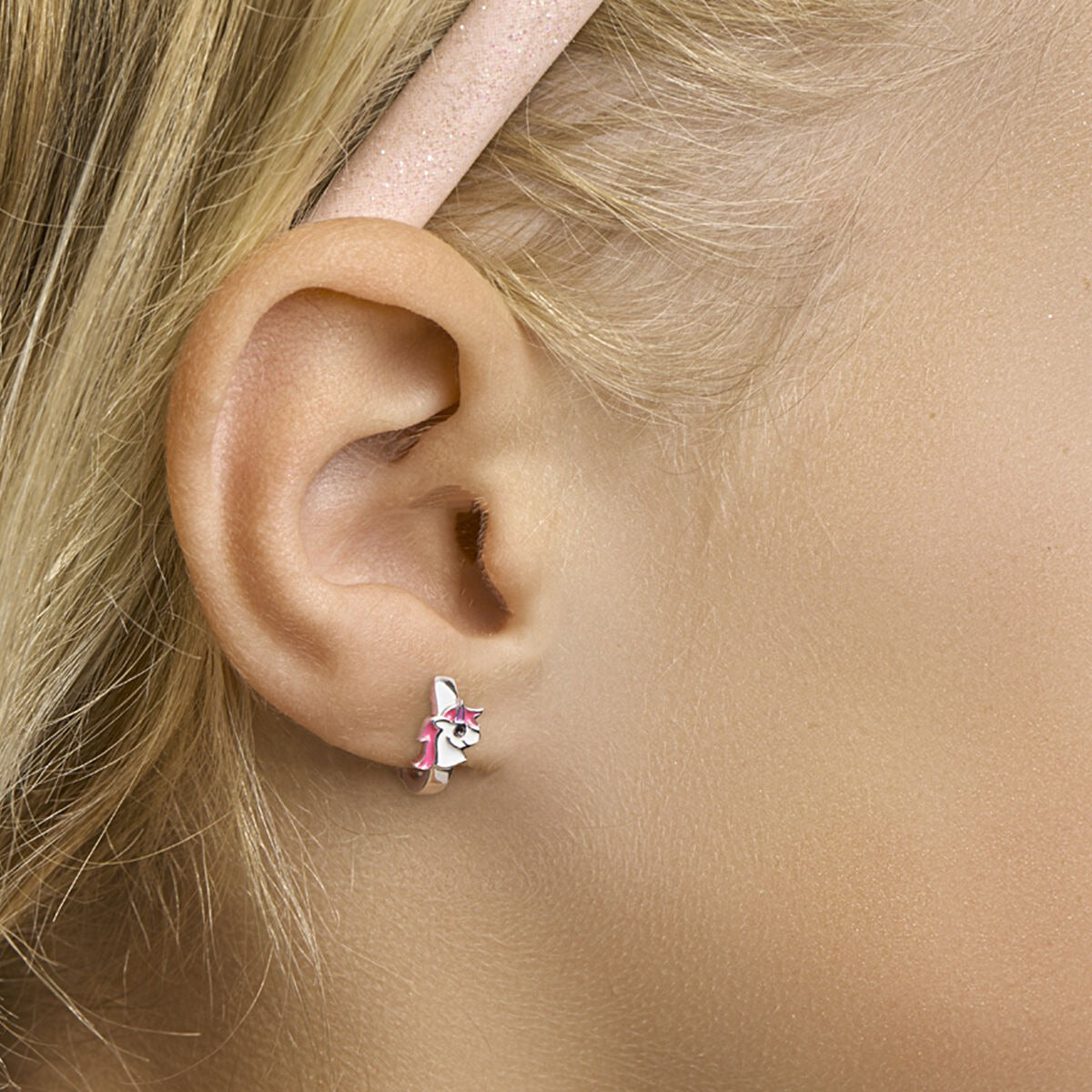 Orecchini a cerchio per bambini in argento rodiato con unicorno in smalto