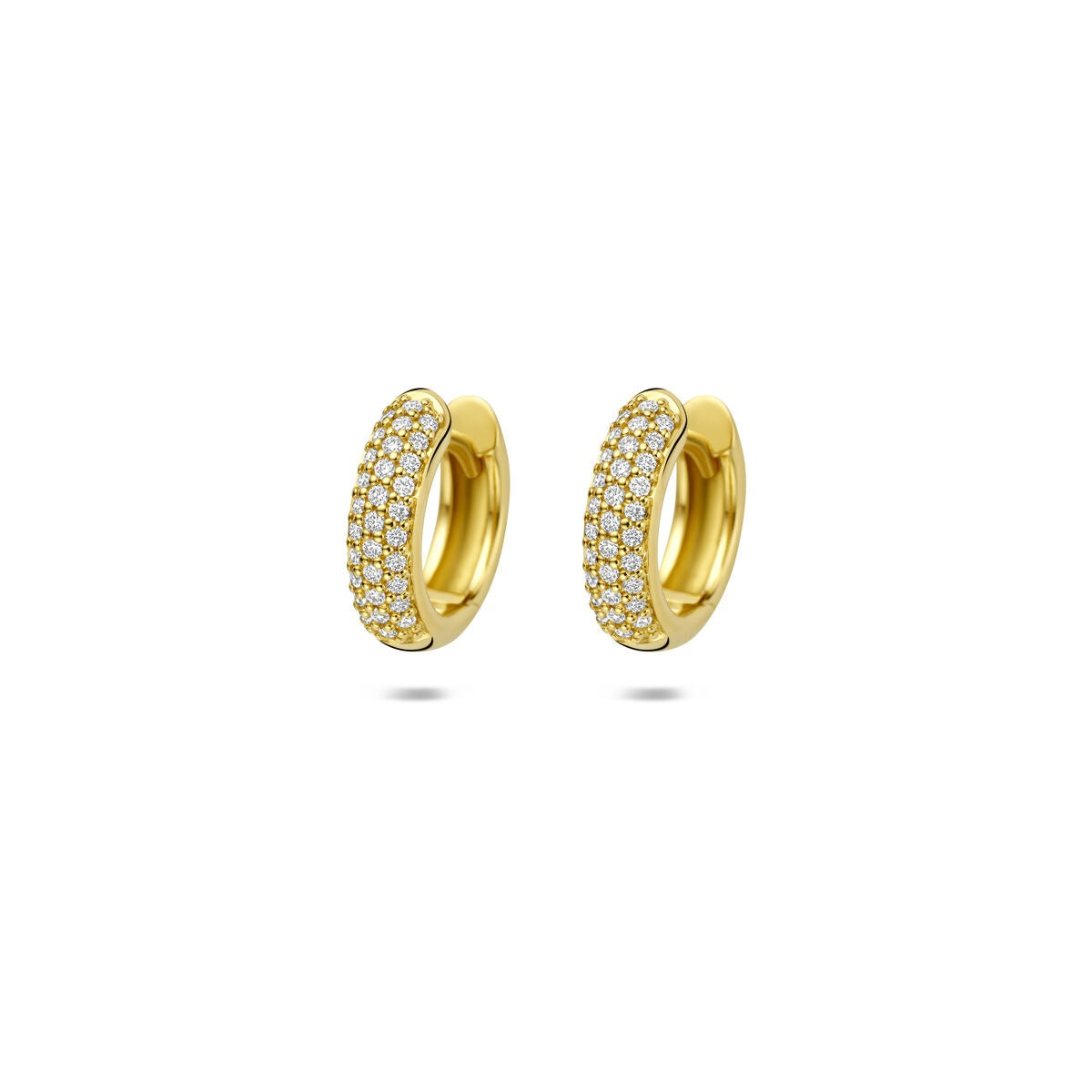 Orecchini alla creola in oro giallo 14k con diamanti incastonati.