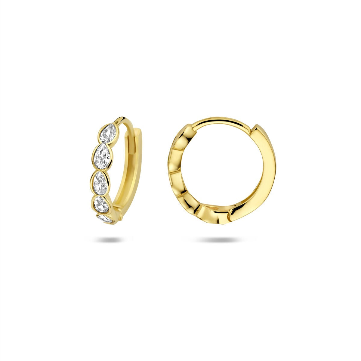 Orecchini a cerchio con chiusura a scatto in oro giallo 9k con zircone – scintillio discreto in un design elegante